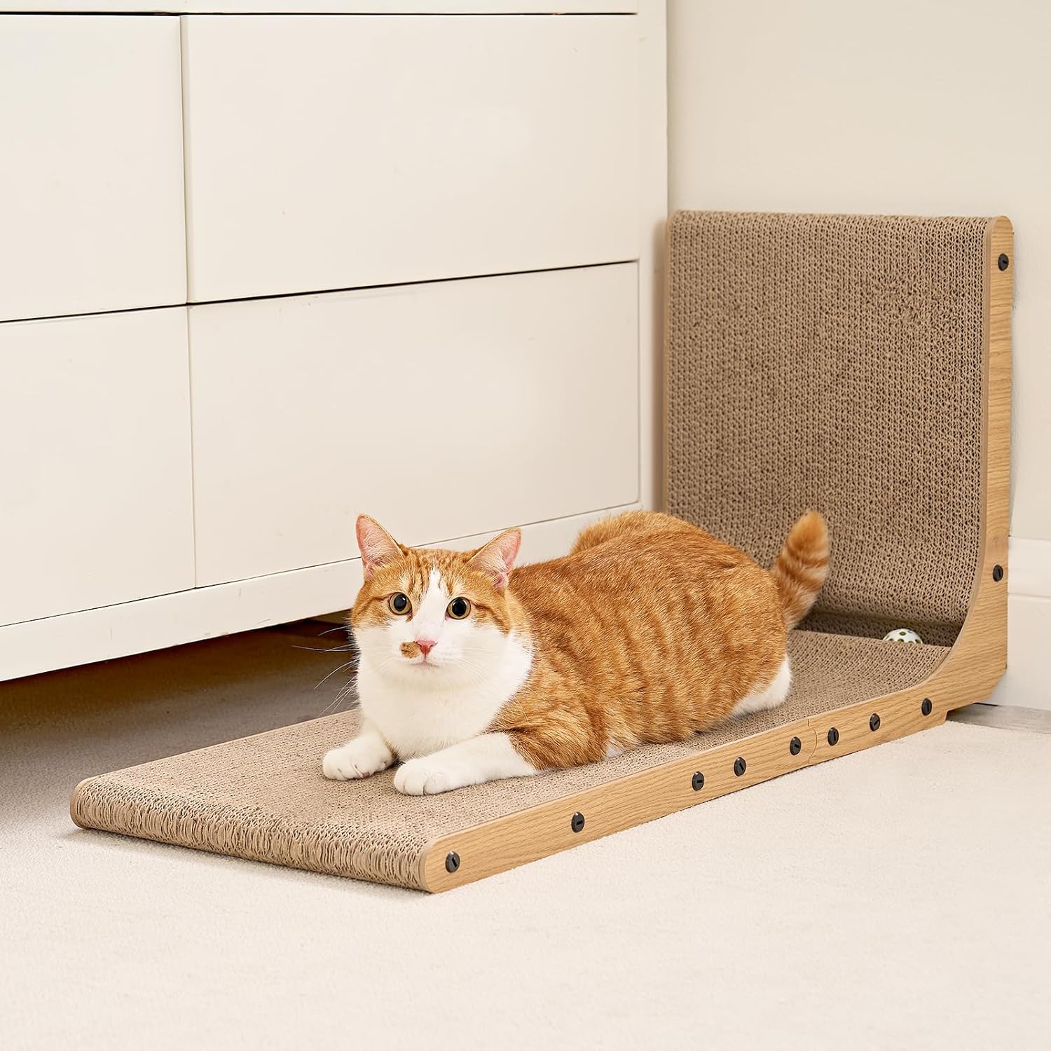 EHEYCIGA 68cm L-Shape Vertical Cardboard Scratching Board for Indoor Cats, Large Scratch Pad With Ball Toy